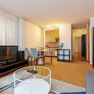 5-mins Walk To Main Station - Center Apartment