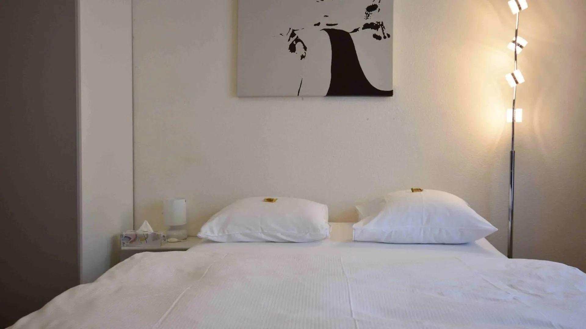 Shiny Studio In Zurich - Crown 37 location